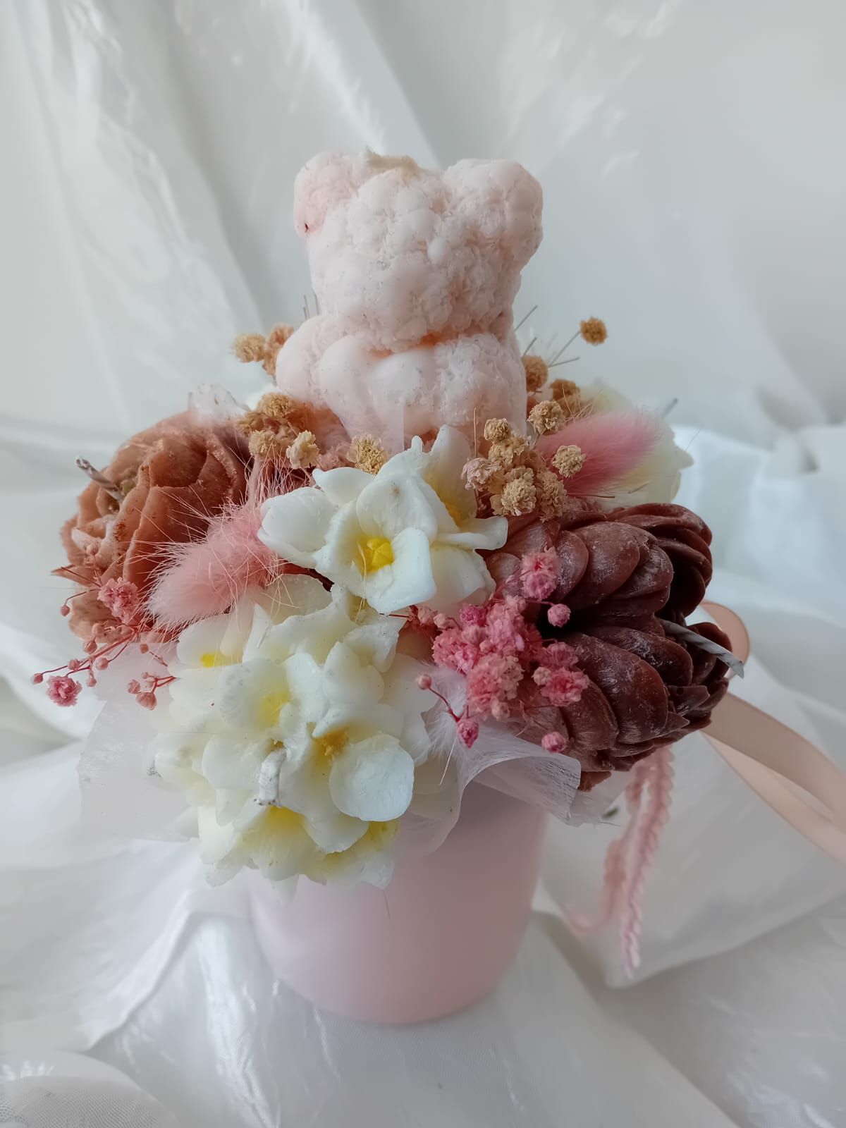 Sviečkové kvietky v aranžmáne 1518